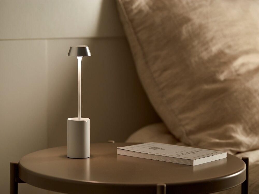 Lampka LED LEXON Mimi Aluminium
efektywne oświetlenie lampka z podstawką stoi na stoliku