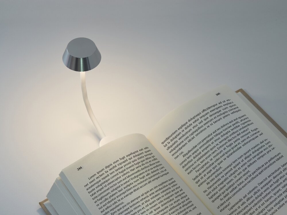 Lampka LED LEXON Mimi Aluminium
lampka wpięta w książkę dołączona podstawka jako stojąca lampka nocna poręczna forma ustawienie przypięcie trzymanie w dłoni do 12 godzin bez przerwy na wieczorne czytanie jako nocne światło dla dzieci ładowanie przez kabel USB-A/USB-C trwa około 2 godzin