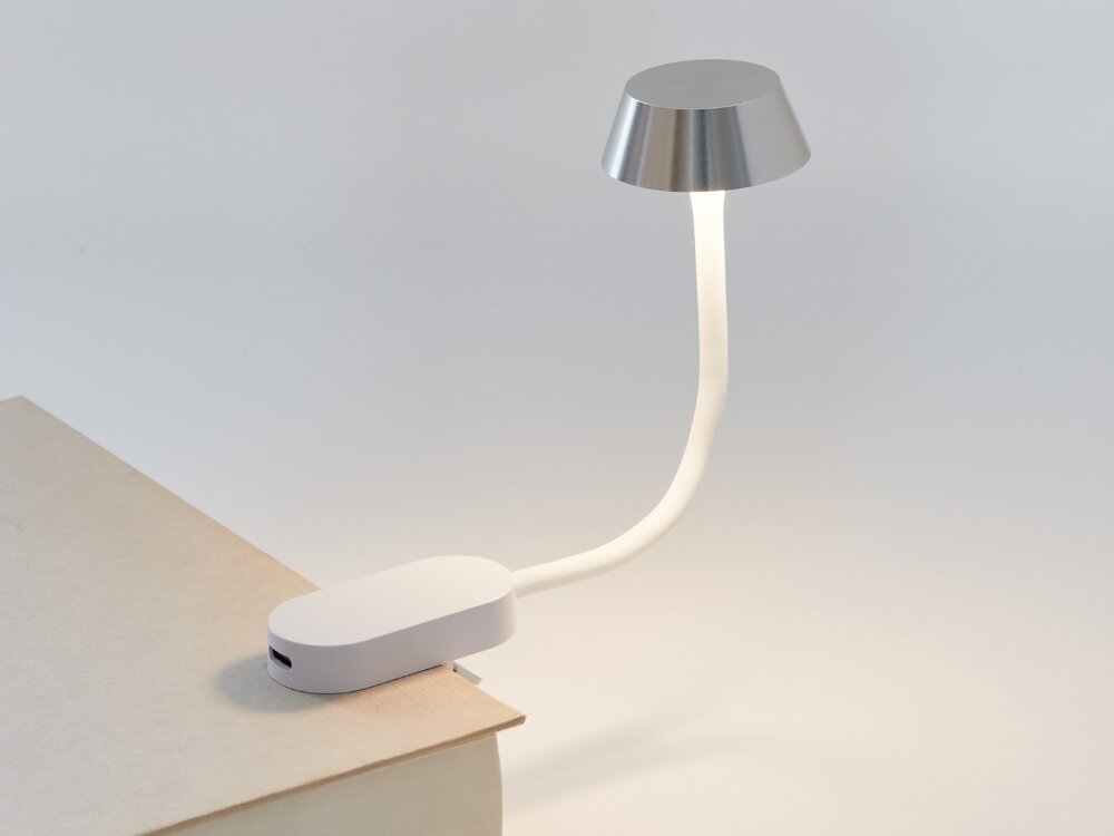 Lampka LED LEXON Mimi Aluminium
jasne tło lampka przypięta klipsem do szafki wejście do ładowania 9 kolorów światła regulacja natężenia światła do każdej sytuacji i nastroju ciepłe barwy podczas relaksu wieczorny odpoczynek zimne światło czytanie praca nauka jedno dotknięcie tworzenie optymalnych warunków klimatyczna atmosfera funkcjonalne oświetlenie
