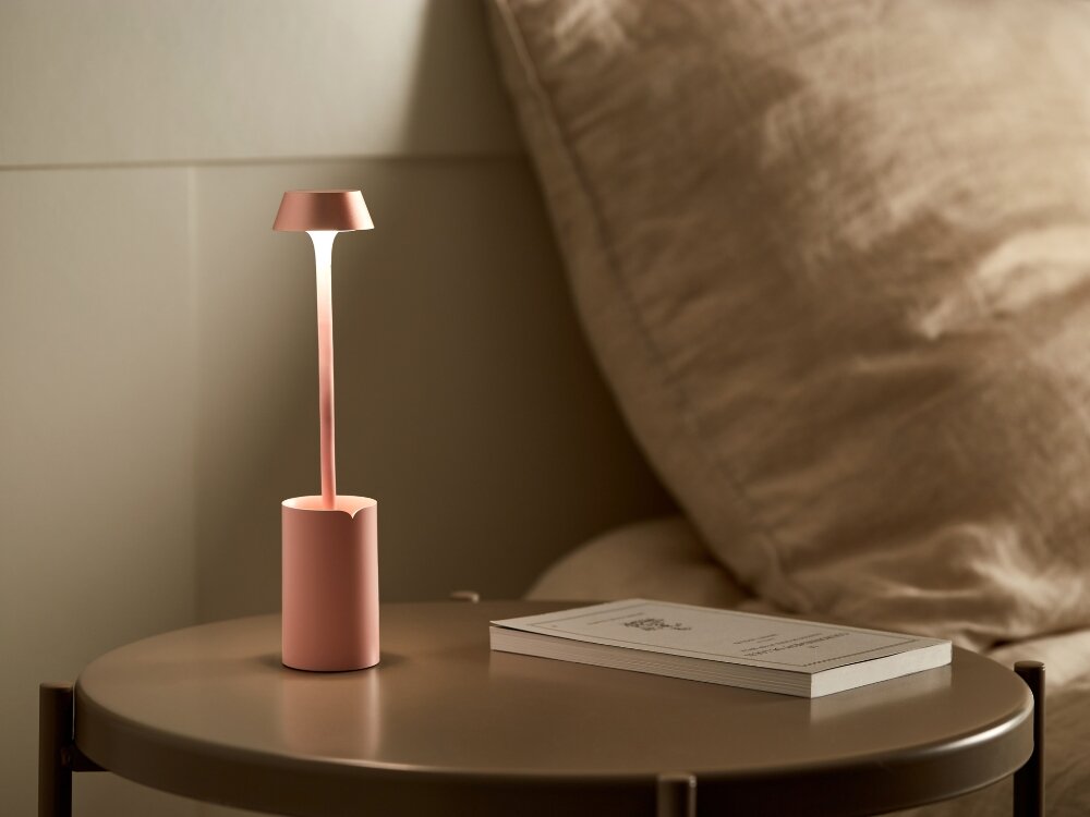 Lampka LED LEXON Mimi Jasnoróżowy efektywne oświetlenie lampka z podstawką stoi na stoliku