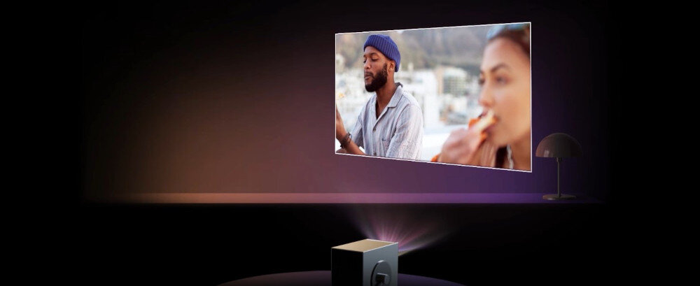Projektor LG CineBeam Q - Bezproblemowa kalibracja, projektor wyświetlający obrraz na ścianie