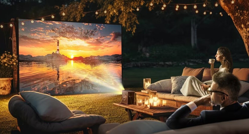 Projektor LG CineBeam Q - Jasność 500 ANSI lumenów, projektor stojący na stoliku wyświetlający obraz na suficie