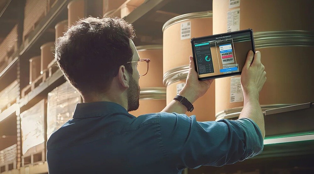 Tablet OUKITEL RT7 człowiek robi zdjęcie beczkom
