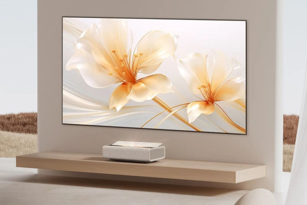 Ekran projekcyjny XGIMI UST ALR 100 cali redukcja odblasków obraz jasny 16:9, ekran projekcyjny zawieszony na ścianie w pomieszczeniu, projektor stojący na półce