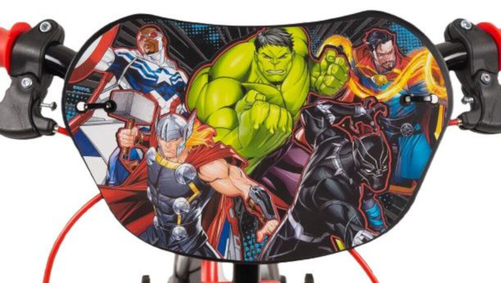 Na obrazie widoczna jest osłona roweru z grafiką przedstawiającą postacie z serii Marvel Avengers. W tle widać elementy kierownicy z czerwonymi akcentami.