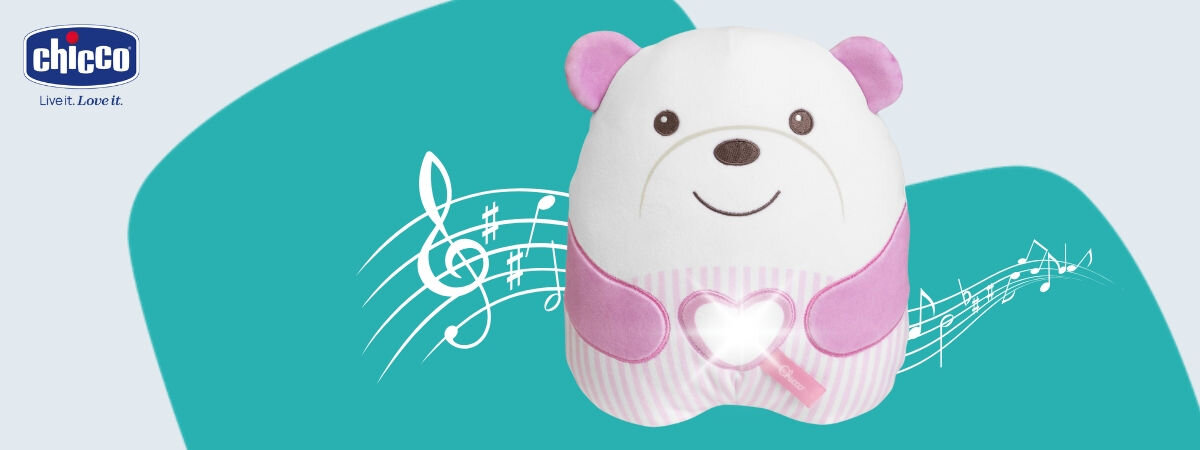 Maskotka CHICCO First Dreams Misiek Brzuszek 00012266100000 Różowy z włączonym światełkiem na brzuchu w tle pięciolinia z nutami