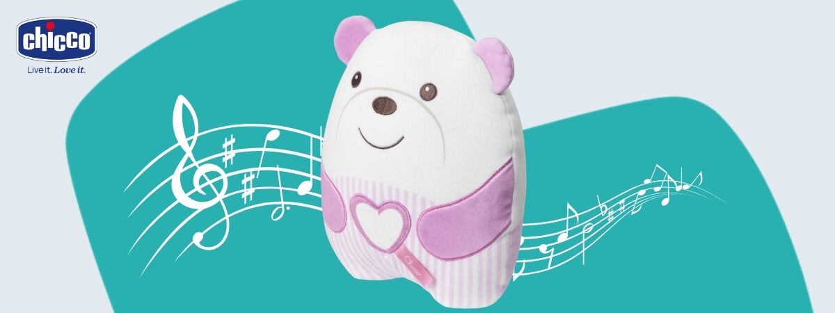 Maskotka CHICCO First Dreams Misiek Brzuszek 00012266100000 Różowy na tle pięciolinii z nutami muzyka klasyczna relaksacyjna interaktywny przycisk
