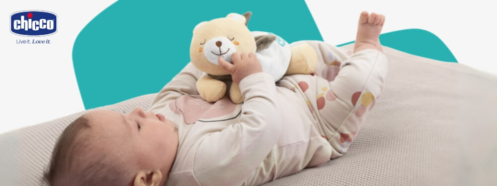 Termofor CHICCO My Sweet DouDou Miś 00012160000000
							zadbaj o komfort maluszka, biało-turkusowe tło, dziecko leżące z termoforem, logo producenta