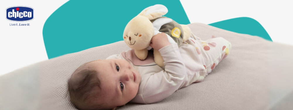 Termofor CHICCO My Sweet DouDou Króliczek 00012161000000
							zadbaj o komfort maluszka, biało-turkusowe tło, dziecko leżące z termoforem, logo producenta