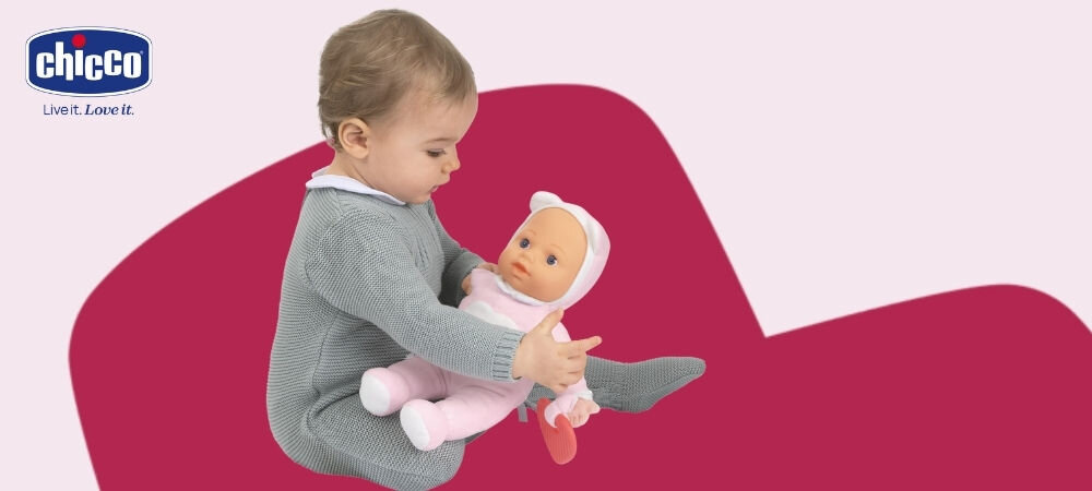 Lalka CHICCO My First Doll 00012117000000
rozwój poprzez zabawę, różowo-czerwone tło, dziecko bawiące się produktem, logo producenta
