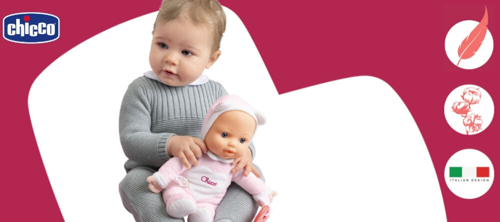 Lalka CHICCO My First Doll 00012117000000
rozwój dziecka, zabawka rozwija emocje, wspiera wyobraźnię, pomaga w ząbkowaniu, rozwija koordynację ruchową,
czerwono-białe tło, dziecko trzymające produkt, pióro, kwiat, flaga Włoch, logo producenta