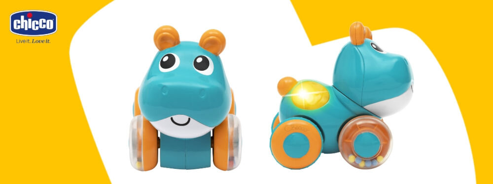 Zabawka interaktywna CHICCO Baby Sense & Focus Jeżdżący Hipcio 00012153000000 biało żółte tło niebieski hipopotam stoi przodem i bokiem świecący żółty element na obudowie porusza się emituje radosne dźwięki i melodie Efekty świetlne zwiększają atrakcyjność zabawki wesoła angażująca atmosfera dźwięki światła stymulacja zmysłu słuchu i wzroku interakcja z zabawką rozwijanie zdolności percepcyjnych 