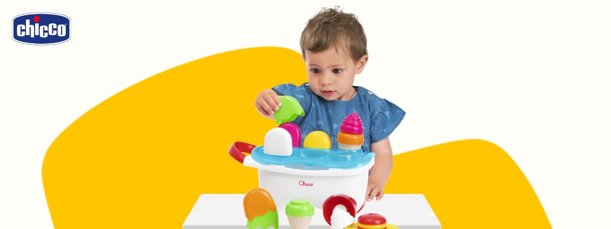 Zabawka CHICCO Smart2Play wózek z lodami 00012149000000
rozwój poprzez zabawę,
dziecko bawiące się produktem, biało-żółte tło, logo producenta