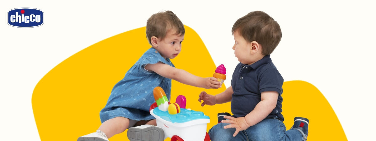 Zabawka CHICCO Smart2Play wózek z lodami 00012149000000
wielofunkcyjna zabawa 2w1, możliwość układania smakołyków, odgrywania ról,
różne kombinacje lodów i słodkości, nauka naśladowania dorosłych, doskonalenie umiejętności
podejmowania decyzji, nauka rozwiązywania problemów,
biało-żółte tło, dziecko dające drugiemu dziecku loda, wózek z lodami, logo producenta