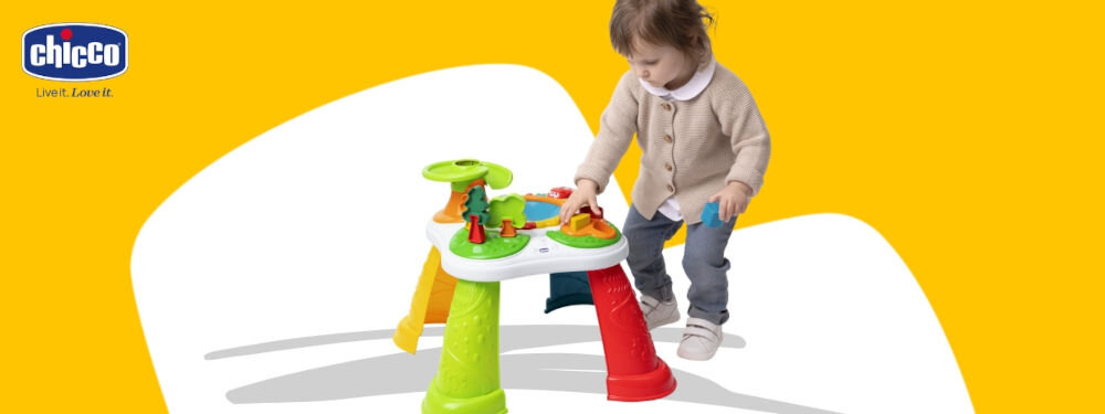 Zabawka interaktywna CHICCO Baby Sense & Focus Stolik Leśni Przyjaciele 00012164000000 biało żółte tło stolik kolorowe elementy dziecko bawi się kolorowymi elementami