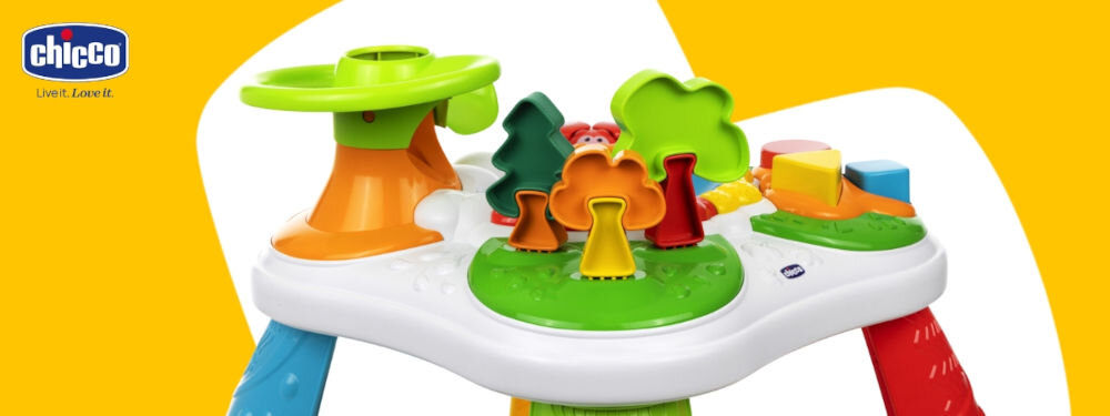 Zabawka interaktywna CHICCO Baby Sense & Focus Stolik Leśni Przyjaciele 00012164000000 dziecko siedzące przy zabawce kolorowe elementy zjeżdżalnia drzewa mnóstwo bodźców Kolorowe światła wesołe melodie różnorodne tekstury rozwijanie percepcji sensorycznej nauka poznawania dźwięków wzmacnianie umiejętności słuchowych i wzrokowych biedronka otwierająca skrzydła magiczna zjeżdżalnia