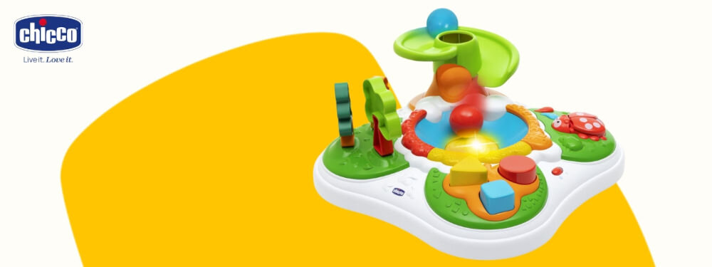 Zabawka interaktywna CHICCO Baby Sense & Focus Stolik Leśni Przyjaciele 00012164000000 biało żółte tło dziecko bawi się wrzuca kulki do zjeżdżalni Interaktywne elementy stolika sorter kształtów biedronka z ukrytą stokrotką piłeczki na zjeżdżalni świat przyczynowo-skutkowy zabawa z kształtami rozwijanie logicznego myślenia zabawa z piłeczkami na zjeżdżalni uczenie podstaw fizyki ruch spadek przedmiotów rozwiązywanie prostych zagadek