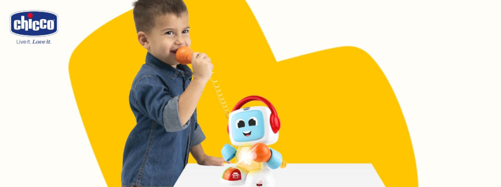 Zabawka edukacyjna CHICCO Happy Music Śpiewający robot Robit 00011853000000 biało żółte tło zabawka robot podświetlenie radosne dziecko trzyma mikrofon interaktywny robot świat muzyki i śpiewu wbudowany mikrofon różnorodne gatunki muzyczne efekt dźwiękowy dostarcza radości wspomaga rozwój rytmiczny kreatywność nauka języka zabawy pełne energii muzyki śmiechu zasilany trzema bateriami AAA w zestawie wymiary 19 cm x 15,5 cm x 26,5 cm zabawa w domu lub w podróży