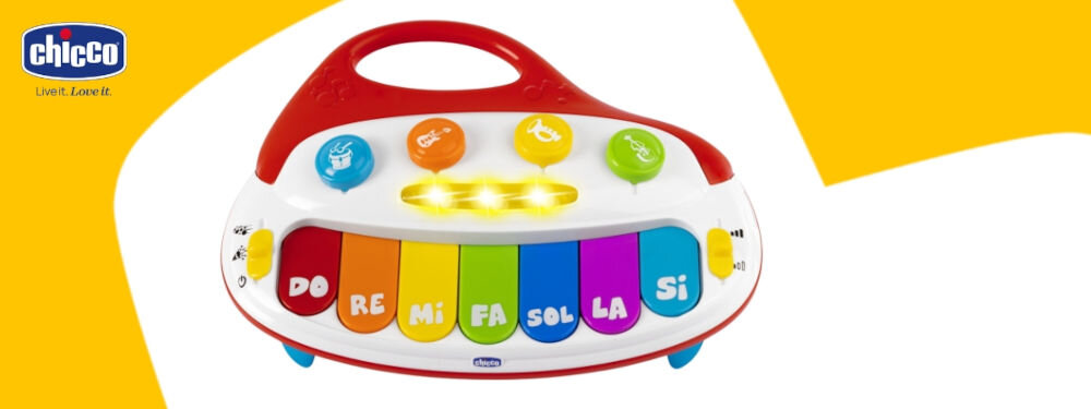 Zabawka pianino CHICCO 00012242000000 biało żółte tło pianino kolorowe klawisze podświetlenie przyciski wprowadzenie w świat muzyki kolorowa zabawka edukacyjna rozwijanie muzykalności kreatywności i zdolności manualnych 7 klawiszy nauka podstaw muzyki rozwijanie rytmu koncentracji koordynacja ręka-oko tryb orkiestry 20 piosenek w różnych gatunkach muzycznych dla dzieci 1-4 lata wspiera rozwój wyobraźni muzycznej i twórczą zabawę z dźwiękami