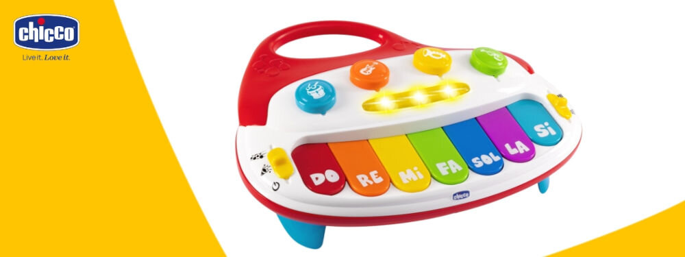 Zabawka pianino CHICCO 00012242000000 pianino stoi bokiem przyciski kolorowe klawisze ilustracje podświetlenie biało żółte tło marka z tradycją i doświadczeniem rodzice czujący się pewnie w swojej roli produkty bawią i wspierają rozwój dziecka ułatwiają codzienne życie  