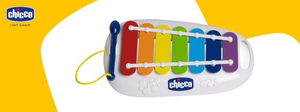Zabawka ksylofon CHICCO 00012241000000 biało żółte tło ksylofon ciemna pałeczka kolorowe klawisze biała podstawa Ksylofon z kolorowymi klawiszami wspomaganie rozwoju dziecka różnorodne dźwięki rozpoznawanie tonów i prostych melodii rozwijanie wrażliwości muzycznej i zmysłu słuchu uderzanie w klawisze poprawa motoryki małej w zakresie koordynacji ręka-oko precyzyjne ruchy rozwijanie kreatywności tworzenie własnych melodii i poczucia rytmu specjalne kółeczka łatwe przenoszenie angażowanie w aktywność fizyczną wsparcie rozwoju ruchowego