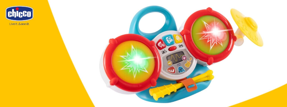 Zabawka perkusja CHICCO 00012243000000 perkusja stoi bokiem kolorowe elementy podświetlenie przyciski ilustracje żółte pałeczki biało żółte tło rozbudza muzyczną pasję trzy tryby zabawy efekty świetlne dzieci w wieku 1-4 lat tworzenie własnej melodii i rytmów gra świeci Dwa bębny z efektami świetlnymi błyszczący talerz spektakl świetlny rozwesela angażuje zmysł wzroku ekscytująca i dynamiczna zabawa 