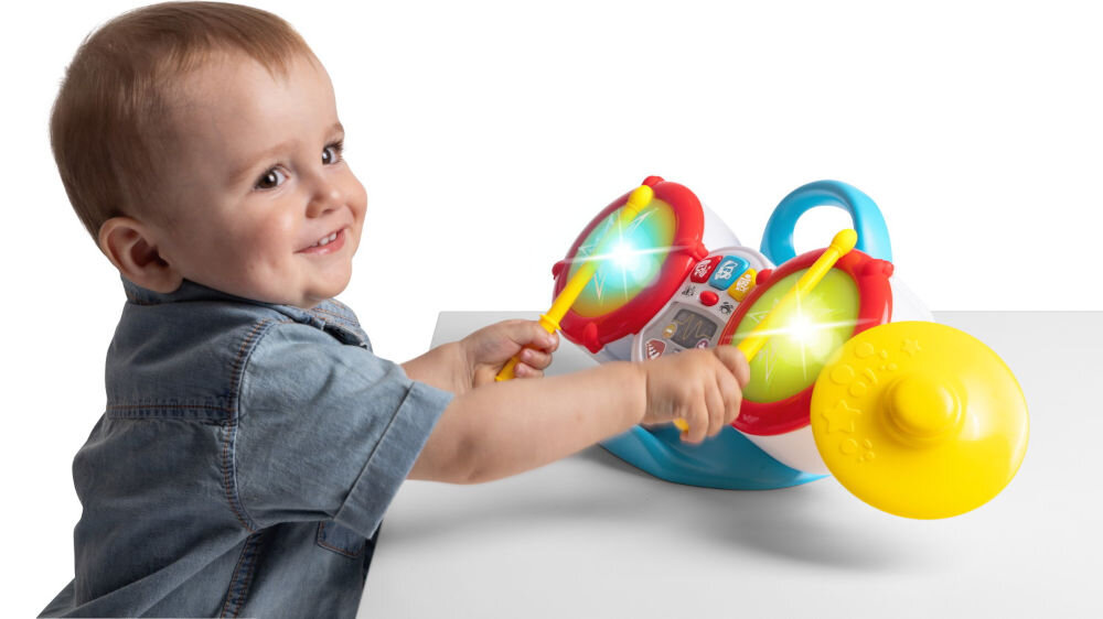 Zabawka perkusja CHICCO 00012243000000 białe tło dziecko bawi się perkusją kolorowe elementy dziecko trzyma żółte pałeczki tryby gry różnorodne sposoby rozwoju Tryb orkiestry nauczenie się podstaw rytmiki rozwijanie poczucia rytmu i koordynacji ręka-oko Tryb Podążaj za światłami wspieranie koncentracji refleksu szybkości reakcji angażowanie do śledzenia świateł uderzanie w bębny Tryb Freestyle twórcze eksperymentowanie z dźwiękami rozwijanie wyobraźni i kreatywności dzieci tworzenie własnej melodii i rytmów  