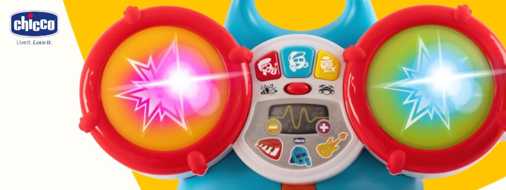 Zabawka perkusja CHICCO 00012243000000 zbliżenie na bębny perkusji kolorowe elementy przyciski obrazki podświetlenie biało żółte tło wspiera rozwój dziecka możliwość nauki rytmiki i rozwijania poczucia muzyki poprawa zdolności manualnych i koordynacji angażuje ręce Tryb Freestyle twórcze eksperymentowanie z rytmami i melodiami efekty świetlne różnorodne dźwięki 
