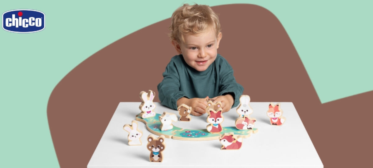 Zabawka CHICCO My Wood Friends Drewniana rodzinka 2 Niedźwiadki Zestaw Tata 00012208300000,
zielono-brązowe tło, zabawki na białym stoliku, dziecko