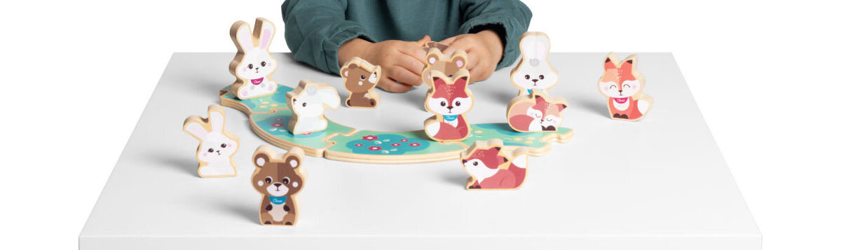Zabawka CHICCO My Wood Friends Drewniana rodzinka 2 Króliczki Zestaw Mama 00012208200000
zaprojektowana z myślą o małych rączkach, zaokrąglone krawędzie, wygodna grubość ok. 1,5 cm, wysokość ok. 6 cm, drewniane postacie wspierają rozwój motoryki małej,
białe tło, zabawki na białym stoliku