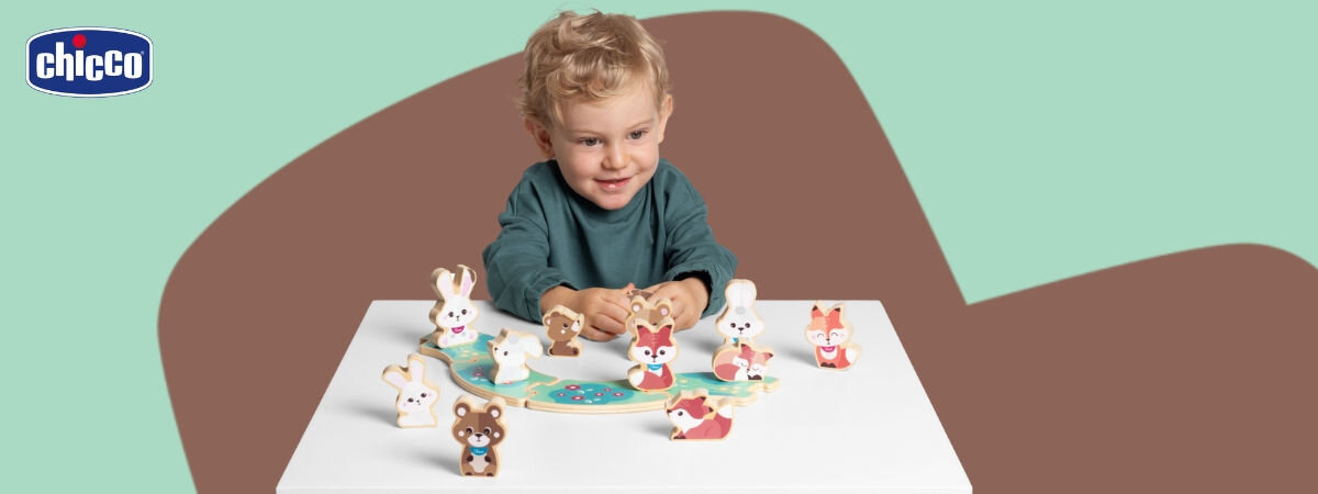 Zabawka CHICCO My Wood Friends Drewniana rodzinka 2 Króliczki Zestaw Tata 00012208100000,
zielono-brązowe tło, zabawki na białym stoliku, dziecko