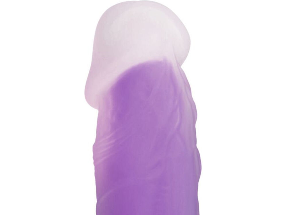 Naturalistyczne dildo SO DIVINE Glorious Fioletowy zbliżenie na trzon dildo wyżłobienia faktura białe tło autentyczne doznania wysoka jakość wykonania realistyczny kształt z wyraźnie zaznaczoną główką żebrowany trzon wyjątkowe wrażenia maksymalny komfort i przyjemność użytkowniczki dla początkujących i doświadczonych osób