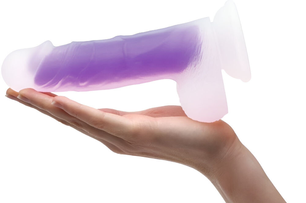 Naturalistyczne dildo SO DIVINE Glorious Fioletowy na ręce leży fioletowo białe dildo wyżłobienia faktura białe tło fioletowy kolor elegancja subtelna zmysłowość nie wymaga zasilania ani ładowania Kompaktowe wymiary (20 cm wysokości, 4 cm szerokości) waga 363 g daje uczucie pełni satysfakcjonujący towarzysz chwil intymności