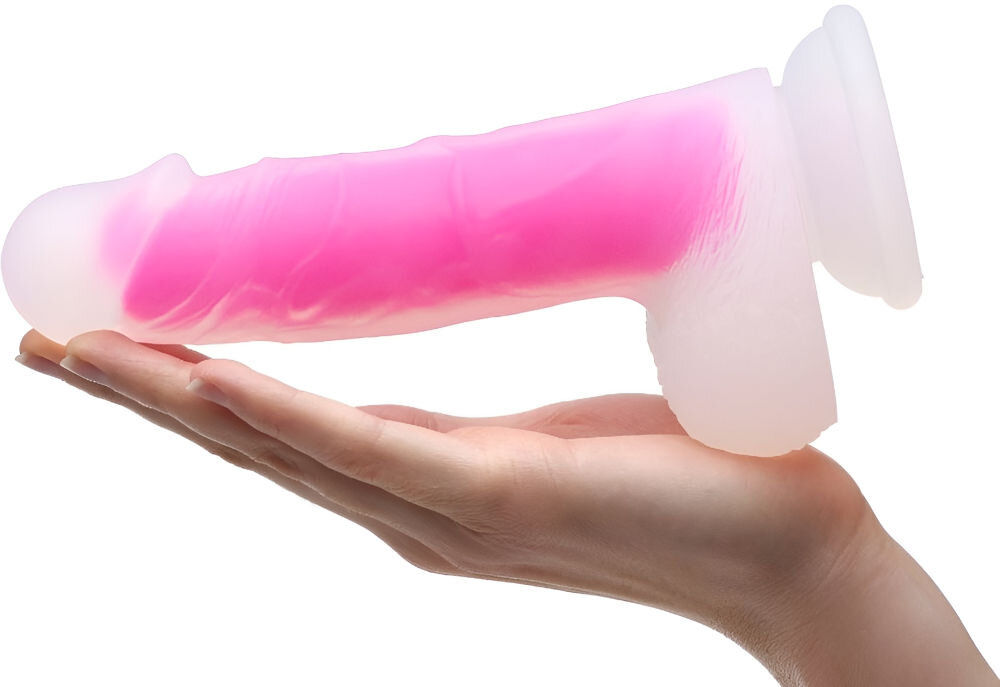 Naturalistyczne dildo SO DIVINE Glorious Różowy na ręce leży różowo białe dildo wyżłobienia faktura białe tło różowy kolor elegancja subtelna zmysłowość nie wymaga zasilania ani ładowania Kompaktowe wymiary (20 cm wysokości, 4 cm szerokości) waga 363 g daje uczucie pełni satysfakcjonujący towarzysz chwil intymności