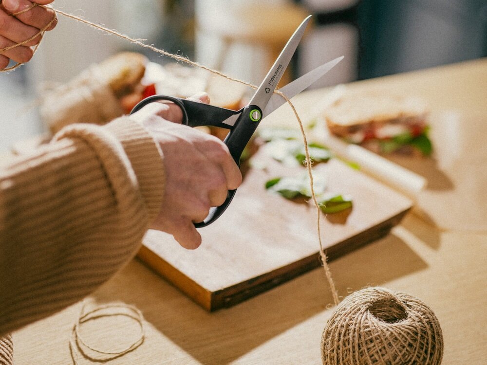 Nożyczki uniwersalne FISKARS Functional Form dla praworęcznych ergonomiczne 21 cm cięcie papieru, ułatwa porządki, codzienne obowiązki