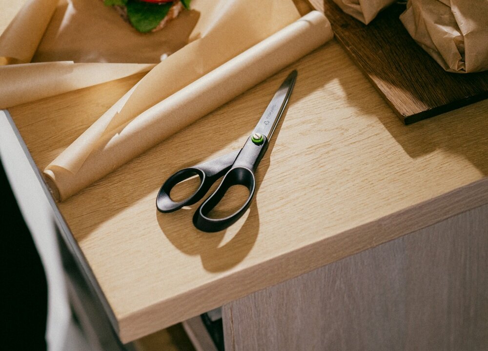 Nożyczki uniwersalne FISKARS Functional Form dla praworęcznych ergonomiczne 21 cm produkowane w Finlandii, oszczędność, funkcjonalność