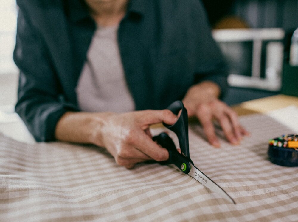 Nożyczki uniwersalne FISKARS Functional Form dla praworęcznych ergonomiczne 21 cm trwałe ostrza, wzmocniona rękojeść, oszczędność