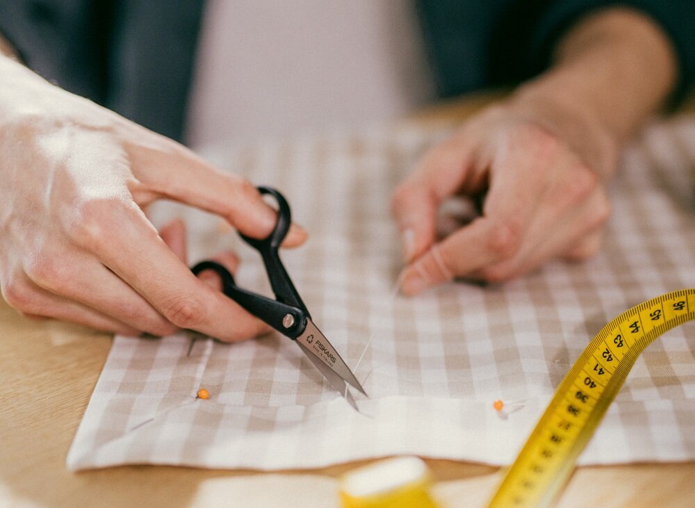 Nożyczki krawieckie FISKARS Functional Form precyzyjne do nitek 13 cm zwężane ostrze z cienką końcówką, większa dokładność, stal nierdzewna, płynn cięcie