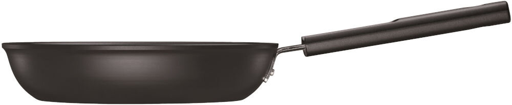 Patelnia FISKARS Hard Face 1075457 20 cm białe tło czarna patelnia stoi bokiem rączka Uchwyt z trwałego i wysokiej jakości tworzywa sztucznego komfort użytkowania ergonomiczny kształt pewny stabilny chwyt maksymalne bezpieczeństwo wygoda pracy możliwość używania jej w piekarniku (do 150°C) wszechstronna do smażenia zapiekania potraw
