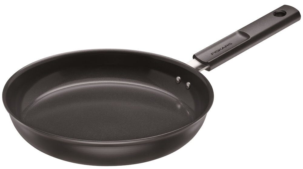 Patelnia FISKARS Hard Face 1075459 26 cm patelnia stoi pod kątek czarna powłoka rączka białe tło Powłoka Ceratec Superior odporność na wysokie temperatury (do 270°C podczas smażenia i 150°C w piekarniku) właściwości nieprzywierające bez dodatku tłuszczu naturalny smak potraw nienaruszone potrawy komfortowe bezpieczne gotowanie