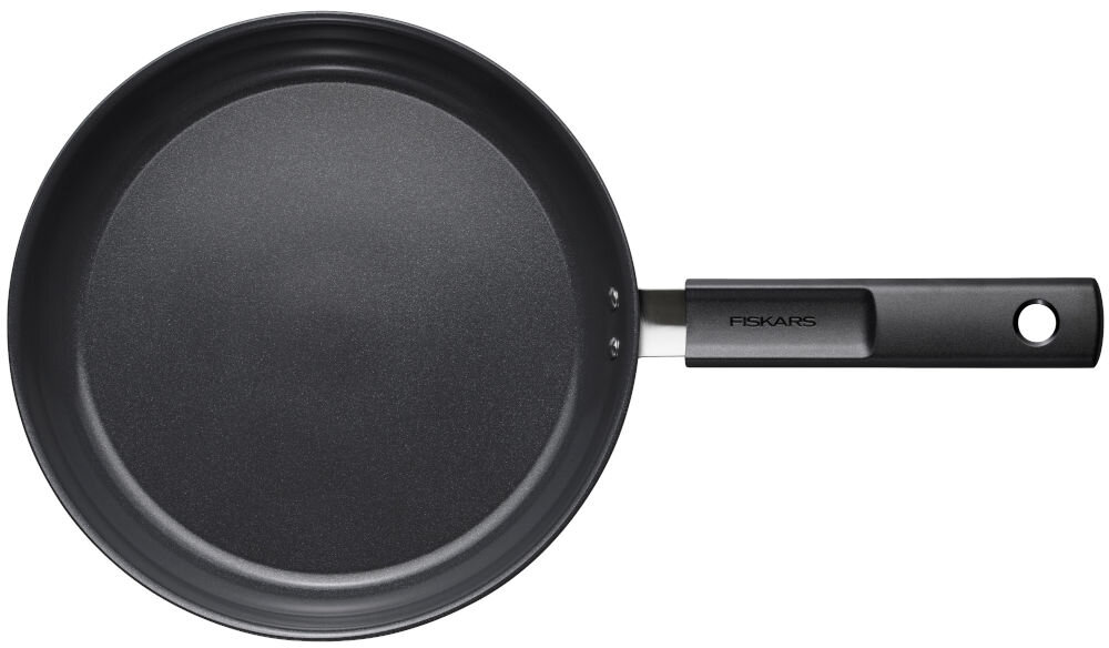 Patelnia FISKARS Hard Face 1075459 26 cm białe tło zdjęcie od góry czarna patelnia powłoka rączka z wysokiej jakości aluminium w pełni pochodzącego z recyklingu dla świadomych użytkowników minimalizuje wpływ na środowisko trwałość odporność na intensywne użytkowanie solidna konstrukcja równomierne rozprowadzanie ciepła