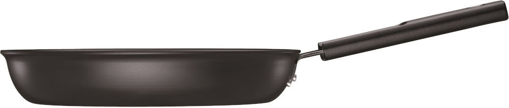 Patelnia FISKARS Hard Face 1075459 26 cm białe tło czarna patelnia stoi bokiem rączka Uchwyt z trwałego i wysokiej jakości tworzywa sztucznego komfort użytkowania ergonomiczny kształt pewny stabilny chwyt maksymalne bezpieczeństwo wygoda pracy możliwość używania jej w piekarniku (do 150°C) wszechstronna do smażenia zapiekania potraw