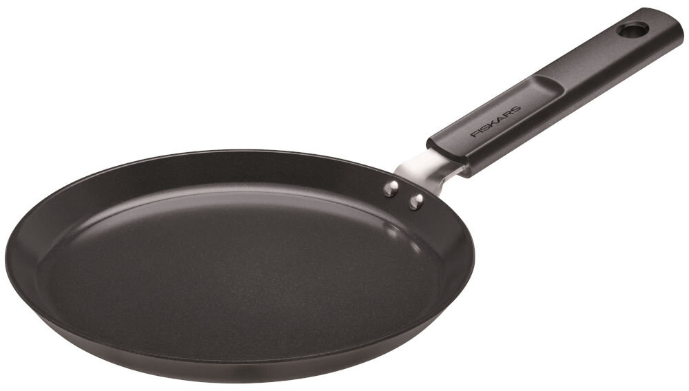 Patelnia FISKARS do naleśników Hard Face 1075522 22 cm patelnia stoi pod kątem czarna powłoka rączka białe tło Powłoka Ceratec Superior odporność na wysokie temperatury (do 270°C podczas smażenia i 150°C w piekarniku) właściwości nieprzywierające bez dodatku tłuszczu naturalny smak potraw nienaruszone potrawy komfortowe bezpieczne gotowanie 