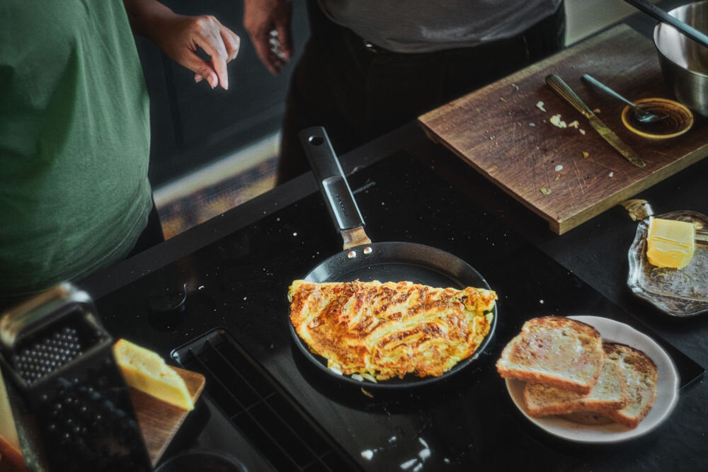 Patelnia FISKARS do naleśników Hard Face 1075522 22 cm czarna patelnia na płycie omlet na patelni rączka maksymalna efektywność cieplna technologia Energy Base do 50% szybciej do 30% mniej energii indukcyjne gazowe elektryczne konwekcyjna ceramiczne kuchenki   