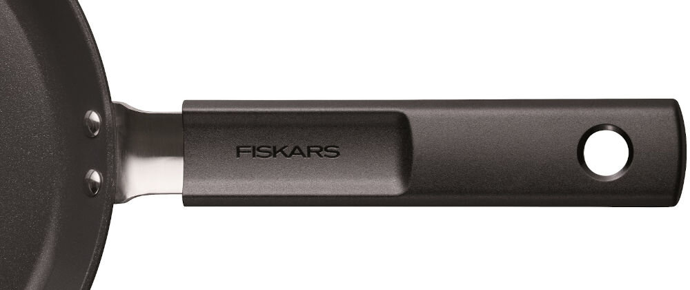 Patelnia FISKARS do naleśników Hard Face 1075522 22 cm białe tło zbliżenie na czarną rączkę Uchwyt z trwałego i wysokiej jakości tworzywa sztucznego komfort użytkowania  ergonomiczny kształt pewny stabilny chwyt maksymalne bezpieczeństwo wygoda pracy możliwość używania jej w piekarniku (do 150°C) wszechstronna do smażenia zapiekania potraw 