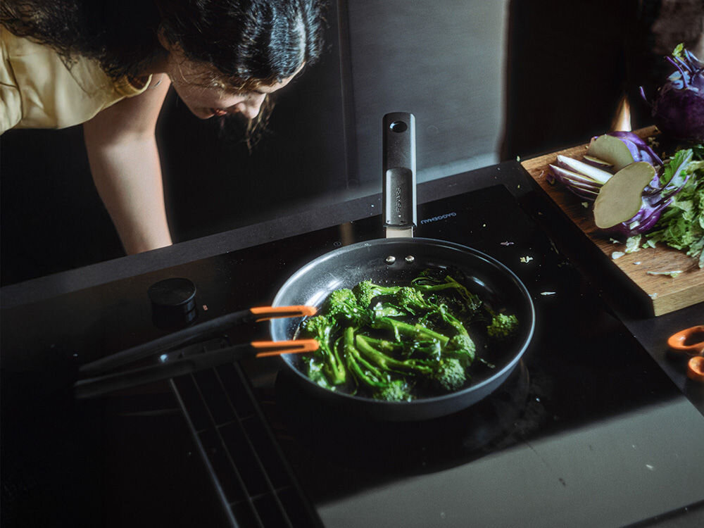 Patelnia FISKARS Hard Face 1075520 28 cm czarna patelnia stoi na płycie warzywa na patelni średnica 28 cm wygoda funkcjonalność do przygotowywania dużych porcji  solidna konstrukcja wygodna rączka wysoka jakość powłoki łatwe i komfortowe gotowanie jakość wygoda 