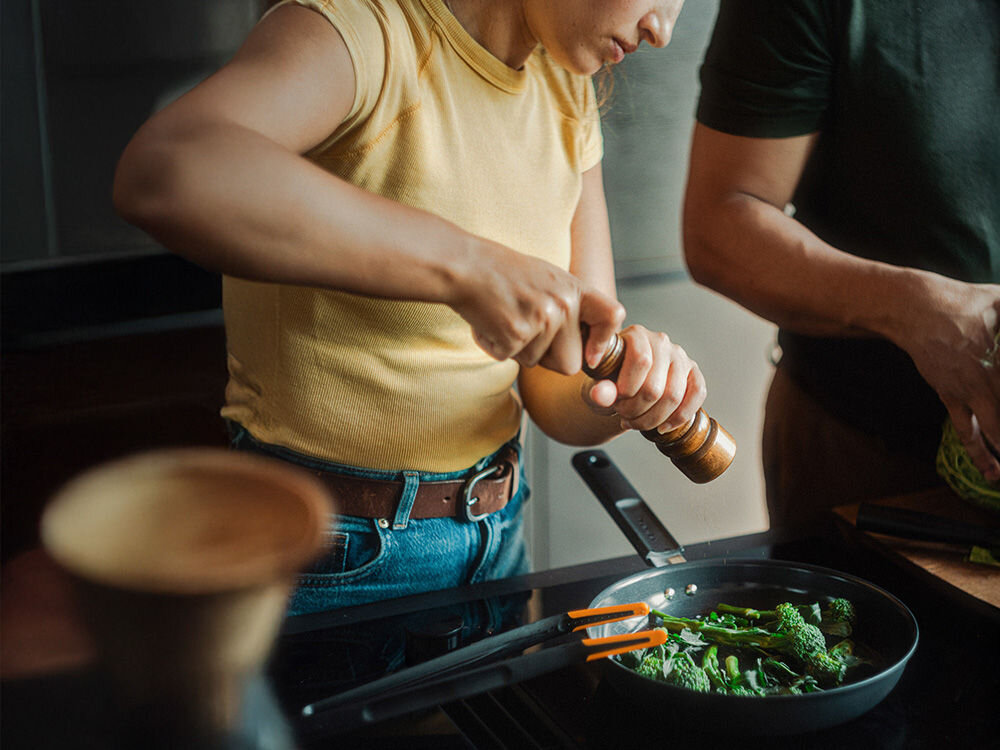 Patelnia FISKARS Hard Face 1075520 28 cm czarna patelnia na płycie kobieta przyprawia potrawę  maksymalna efektywność cieplna technologia Energy Base do 50% szybciej do 30% mniej energii indukcyjne gazowe elektryczne konwekcyjna ceramiczne kuchenki   