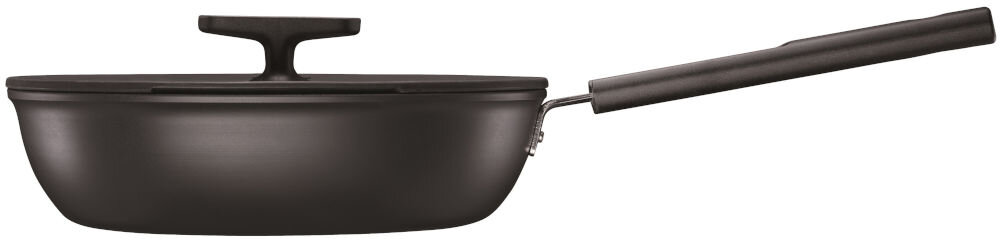 Patelnia FISKARS Hard Face 1075529 26 cm białe tło czarna patelnia stoi bokiem rączka pokrywka Uchwyt z trwałego i wysokiej jakości tworzywa sztucznego komfort użytkowania ergonomiczny kształt pewny stabilny chwyt maksymalne bezpieczeństwo wygoda pracy możliwość używania jej w piekarniku (do 150°C) wszechstronna do smażenia zapiekania potraw