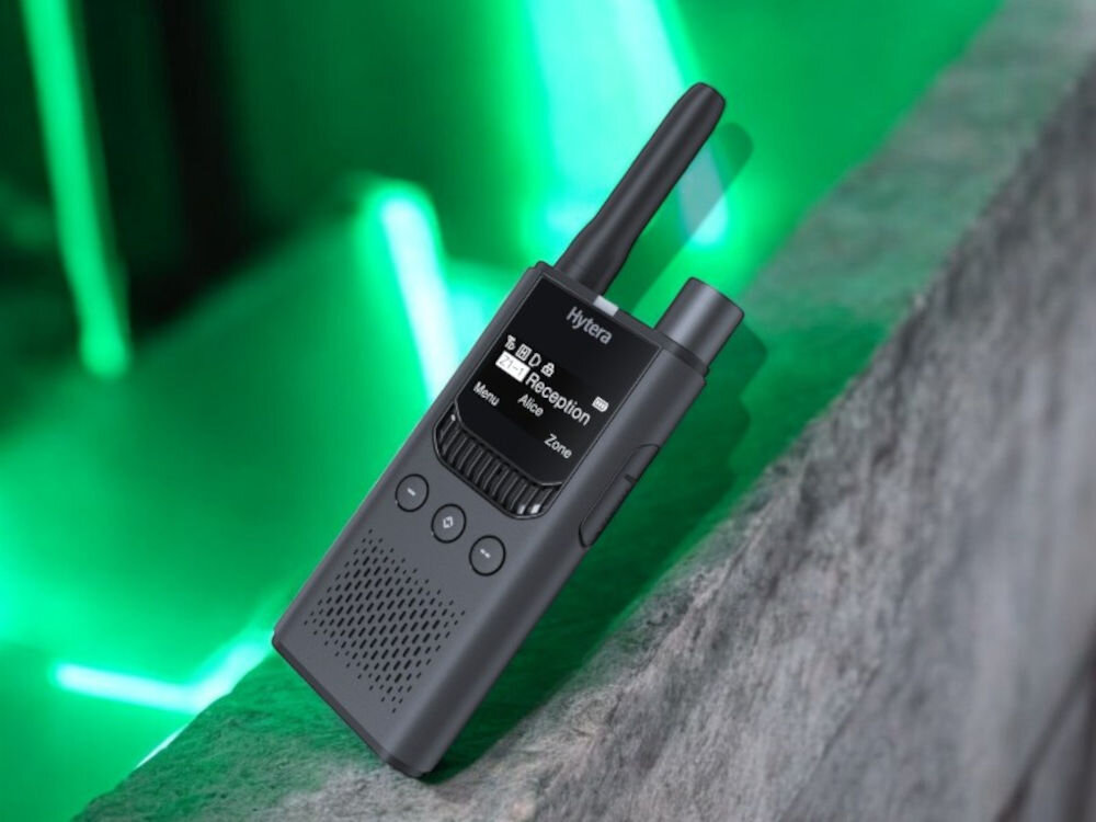 Radiotelefon HYTERA S1 Pro LF - Długotrwała bateria, Radiotelefon po skosie na blacie