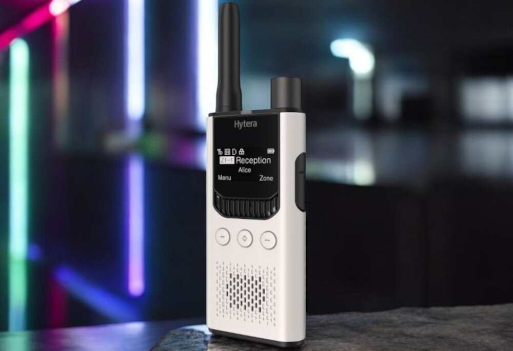 Radiotelefon HYTERA S1 Pro LF - Długotrwała bateria, Radiotelefon po skosie na blacie